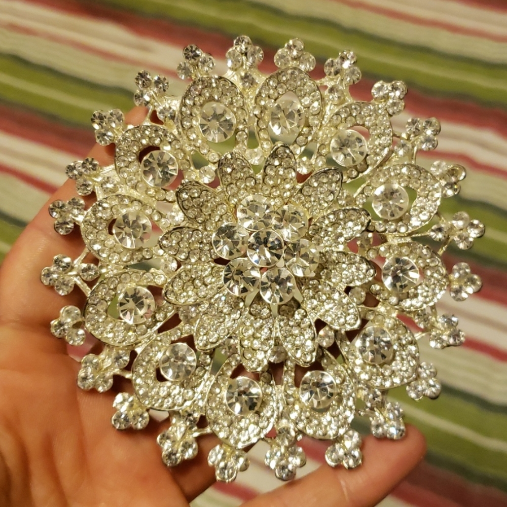 Snowflake pin - Picture 3 of 3
